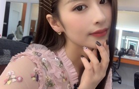 辣妈颖儿太瘦了，毛衣塞进短裙穿还空出来这么多，网友：最多80斤