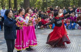 【深度】大妈的消费世界：60000元买舞裙，600元出国玩