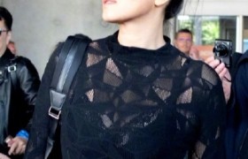 巩俐现身机场，蕾丝配红裤第18次戛纳之行，网友：素颜难挡女王范