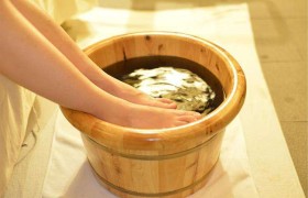 泡脚时加姜、盐、白醋，真的可以防病治病吗？