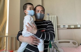 看病报销才知人命不等价，有人跪遍乡亲借钱，有人筹款微信好友折半