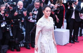 巩俐、刘涛、昆凌亮相戛纳红毯，中国网红赖着不走遭保安驱赶