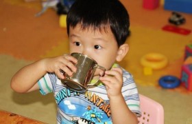 医生劝告：夏季再热，4件事别做，娃生病体质差，中招的赶紧改！