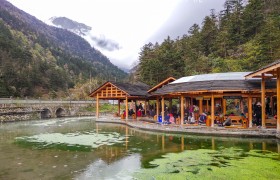 原创 
            贡嘎雪山下有个药池沸泉，可以煮鸡蛋和直接饮用，也可以沐浴泡脚