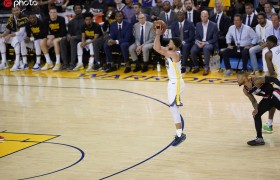 15日综述：西决G1勇士开门红 库里平纪录利拉德低迷